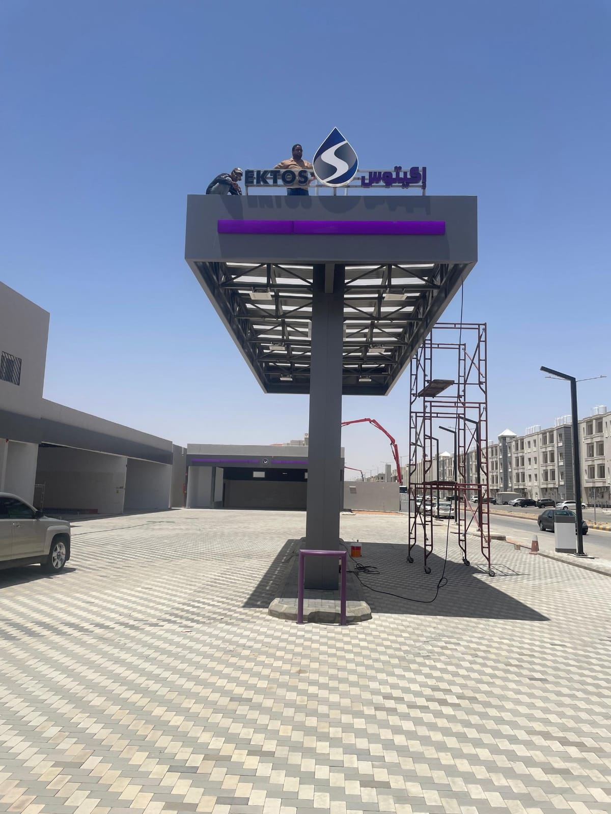 نماذج اعمال واجهات وكلادينج ولوحات اعلانية وبنرات وحروف بارزة