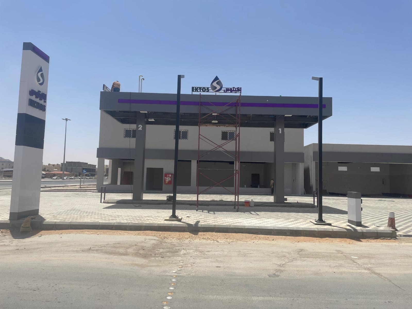 نماذج اعمال واجهات وكلادينج ولوحات اعلانية وبنرات وحروف بارزة