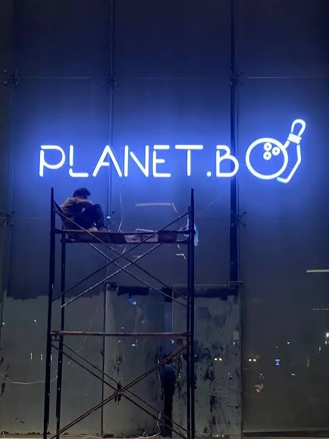 نماذج اعمال واجهات وكلادينج ولوحات اعلانية وبنرات وحروف بارزة